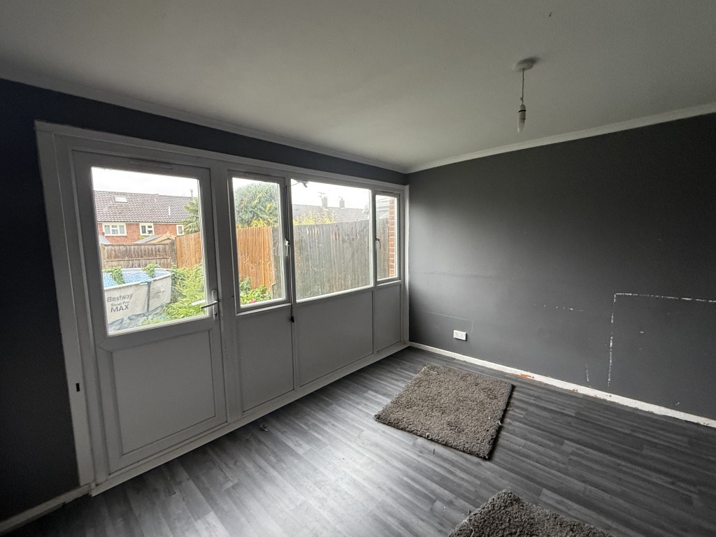 Lot: 145 - HOUSE IN NEED OF IMPROVEMENT - Living Room in House in Need of Improvement